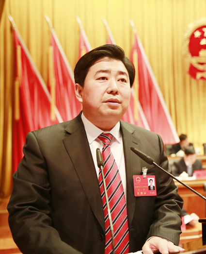 东胜区人民的重托,满怀豪情步入会场,听取区长王美斌作的政府工作报告